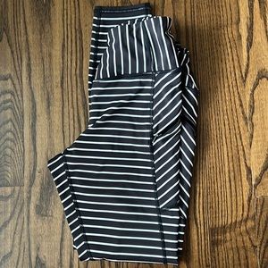 ✨USED ATHLETA✨ 7/8 length, mid rise, navy blue great condition